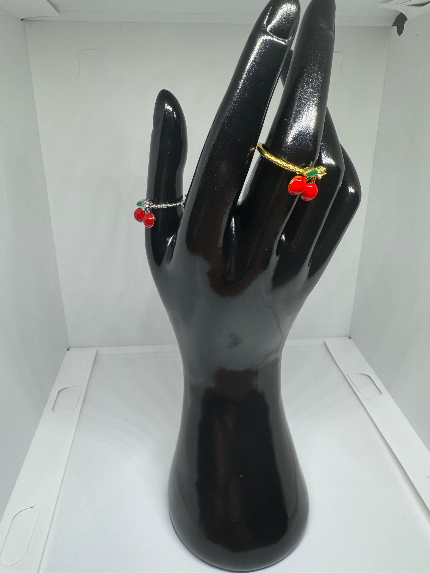 Anello con ciliegia